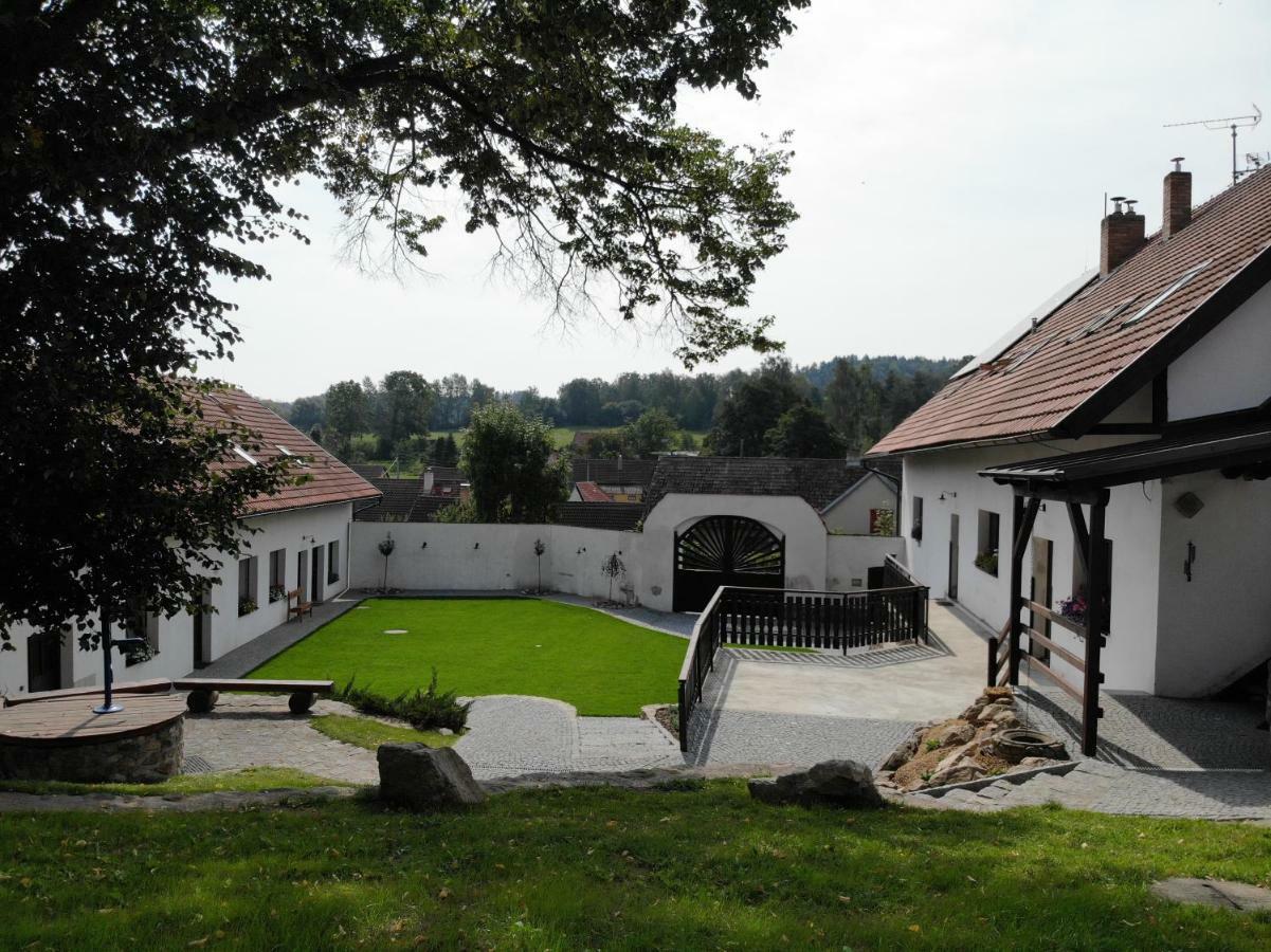 Hotel Statek Cesky Dvur à Postupice Extérieur photo