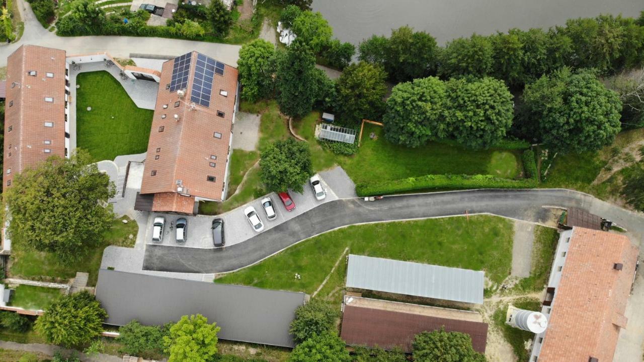 Hotel Statek Cesky Dvur à Postupice Extérieur photo