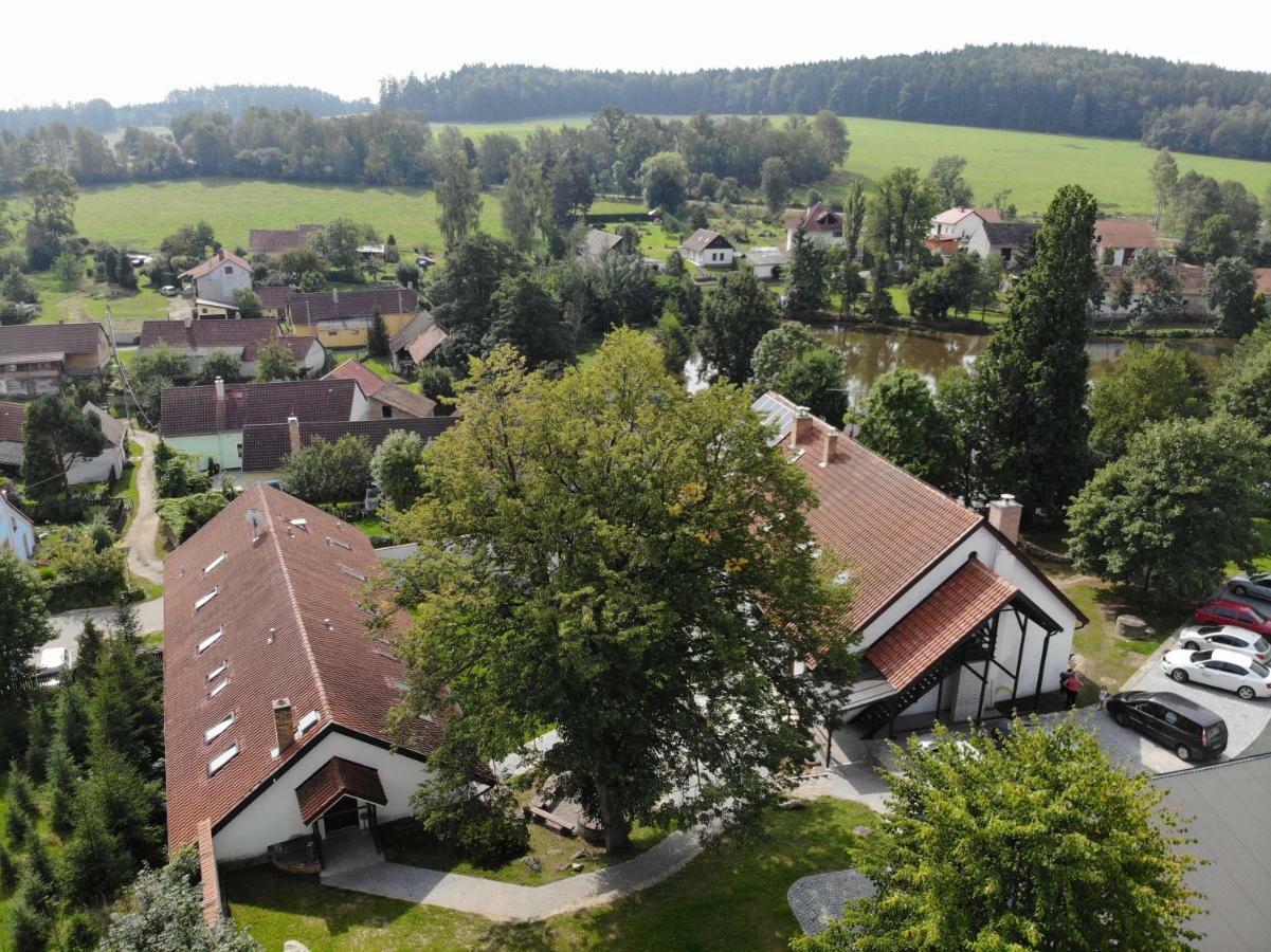 Hotel Statek Cesky Dvur à Postupice Extérieur photo